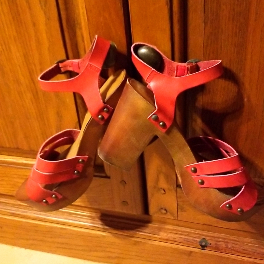 Steve Madden Madden Girl Red Leather strap Wood Platforms Size 7